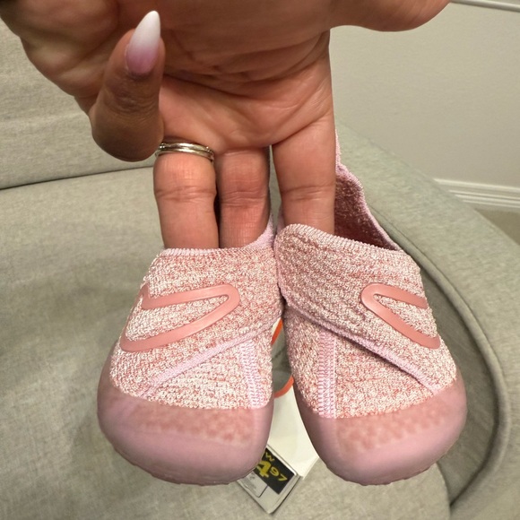 Pink Nike Swoosh 1 3C - Picture 1 of 4